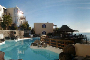 Pool mit Poolbar und Meerblick